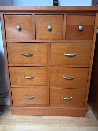 Armario de madera con cajones