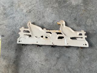 Colgador antiguo de metal con patos