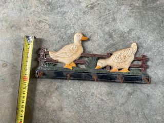 Colgador antiguo de metal con patos