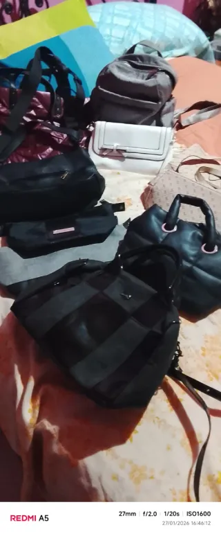 Bolso negro de piel sintética