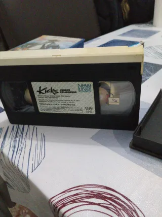 VHS Kicks Juegos Peligrosos 1985