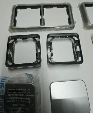 Simón 75 Aluminio Marcos y tapas