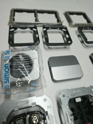 Simón 75 Aluminio Marcos y tapas