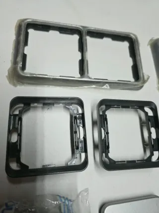 Simón 75 Aluminio Marcos y tapas