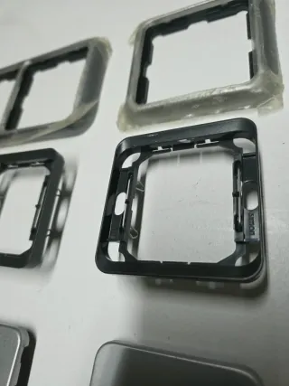 Simón 75 Aluminio Marcos y tapas