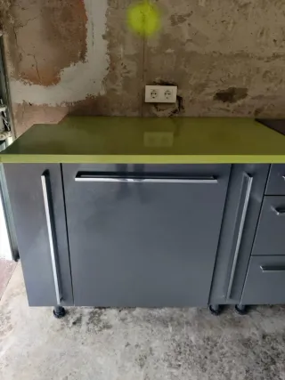 Mueble de cocina gris y verde