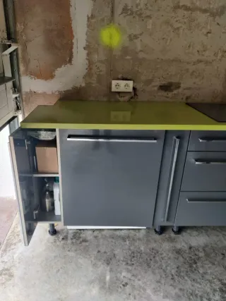 Mueble de cocina gris y verde