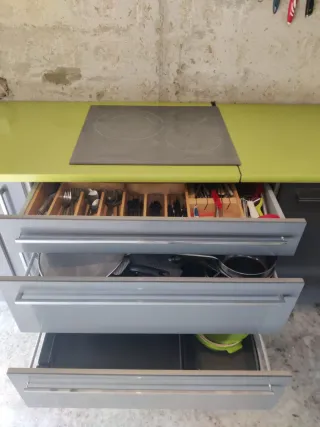 Mueble de cocina gris y verde