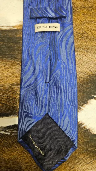 Cravatta blu con fantasia zebrata