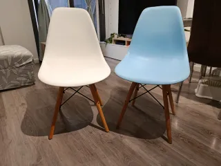 Sillas blancas y celestes de plástico y madera