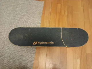 Patineta de skate con pegatinas