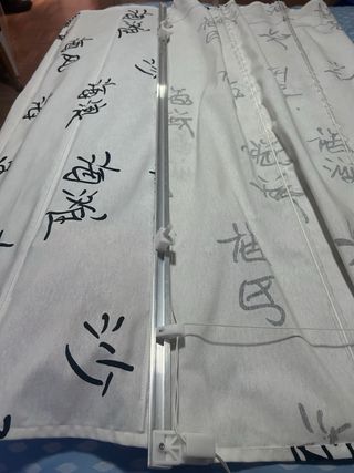 Estor blanco con letras chinas