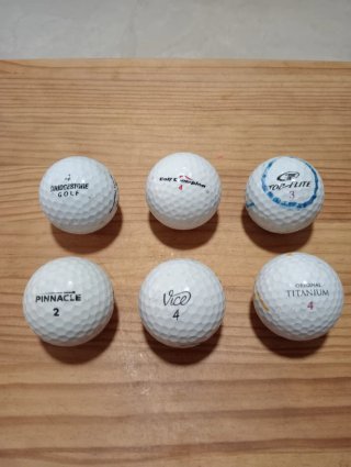 22 bolas de golf , recuperadas en el campo.