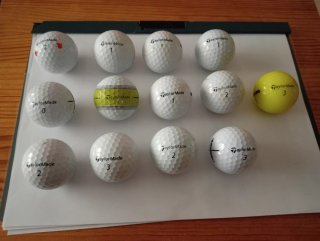 35 bolas de golf , recuperadas en el campo.