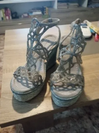 Sandalias cuña plateadas adornadas