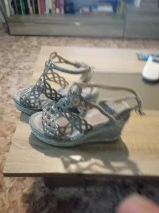 Sandalias cuña plateadas adornadas