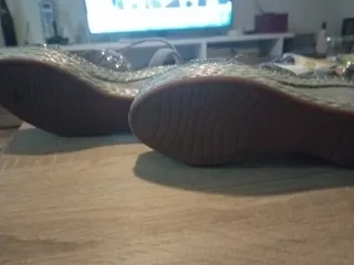 Sandalias cuña plateadas adornadas