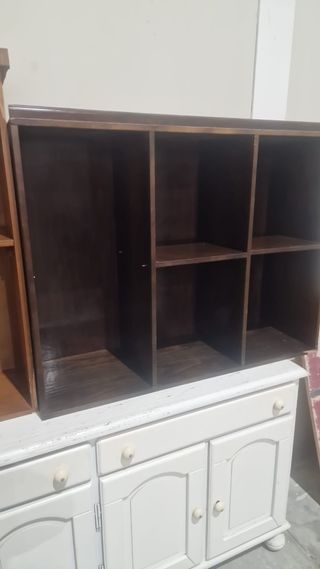 Mueble de madera con estantes