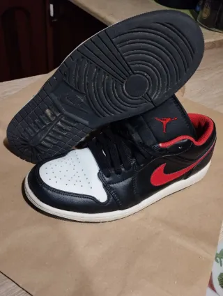 Scarpe Jordan nere rosse taglia 41