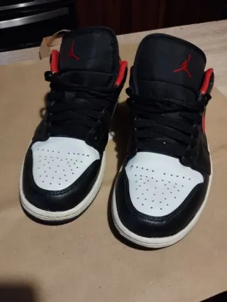 Scarpe Jordan nere rosse taglia 41