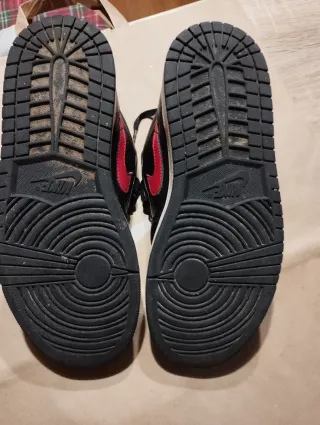 Scarpe Jordan nere rosse taglia 41