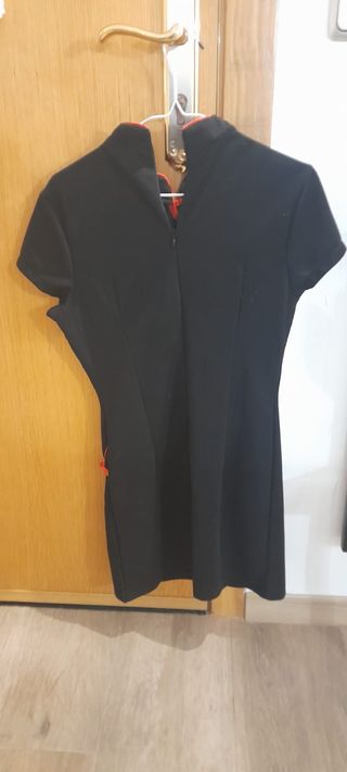 Vestido negro estilo japonés con botones rojos