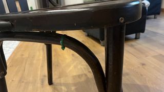 1x Silla de madera oscura, estilo bar antiguo.