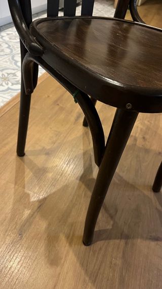 1x Silla de madera oscura, estilo bar antiguo.