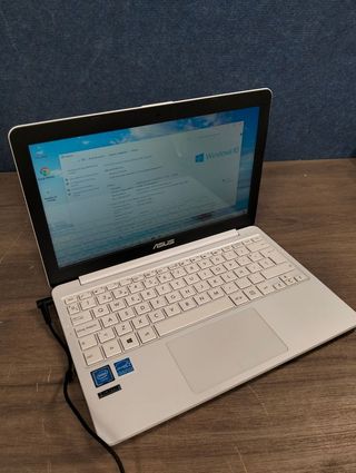 Portátil Asus VivoBook E203N 11.6" N3350 2GB/32GB