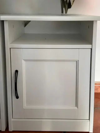 Mesita de noche blanca de madera