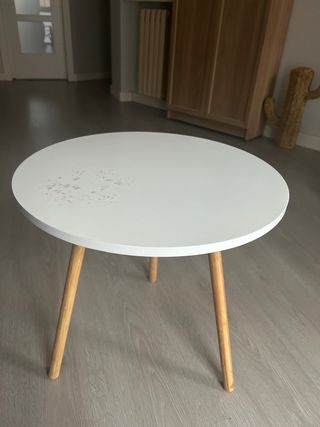 Mesita auxiliar redonda blanca y madera