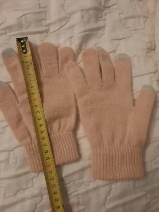 Gorro, guantes y cuello rosa