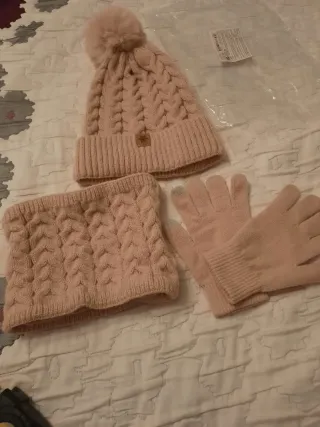 Gorro, guantes y cuello rosa