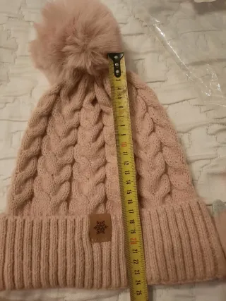 Gorro, guantes y cuello rosa