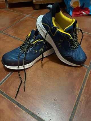 Zapatos de seguridad Jhayber azules y amarillos