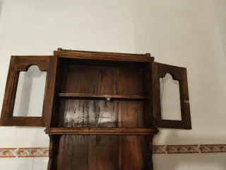 Estantería antigua de madera y cristal