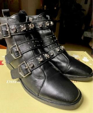 Botines Stradivarius negros tachuelas