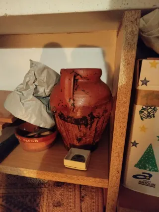 Vasija de barro rústica