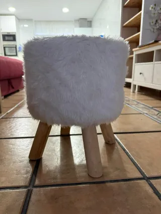 Taburete pelo blanco patas madera