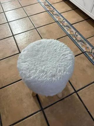 Taburete pelo blanco patas madera