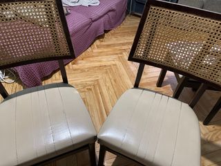 Mesa metacrilato cristal sillas mimbre