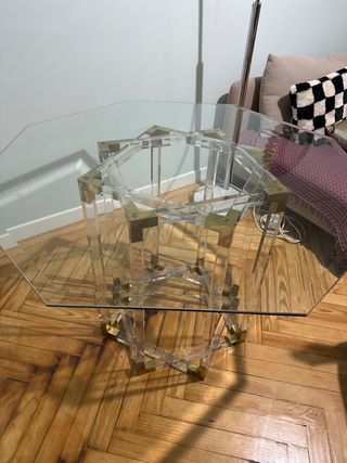 Mesa metacrilato cristal sillas mimbre