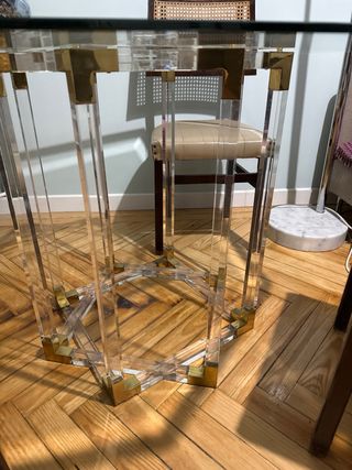 Mesa metacrilato cristal sillas mimbre