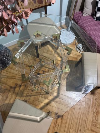 Mesa metacrilato cristal sillas mimbre