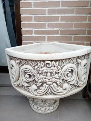 Jardinera de piedra con relieve floral varios mod.