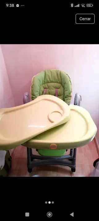 Trona de bebé color verde y crema