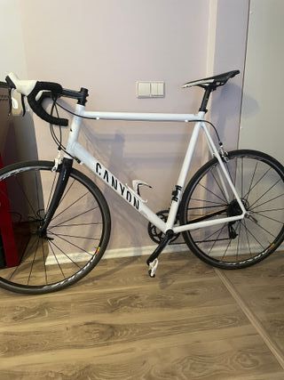 Bicicleta de carretera Canyon blanca