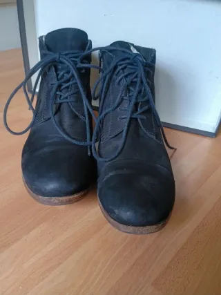 Botines negros planos de piel