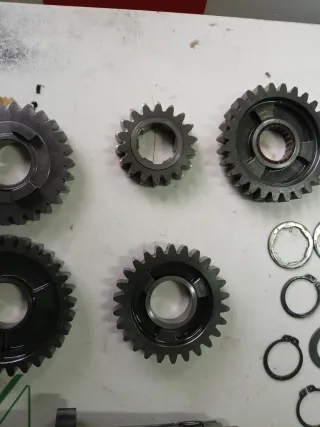 Piñones y eje KTM 525 caja marchas