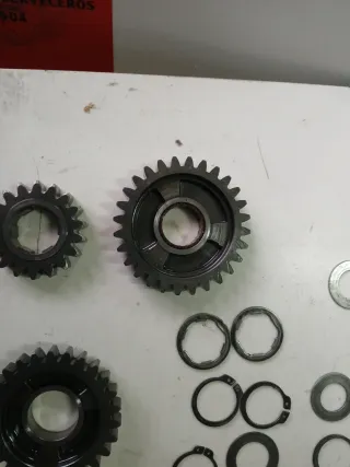 Piñones y eje KTM 525 caja marchas